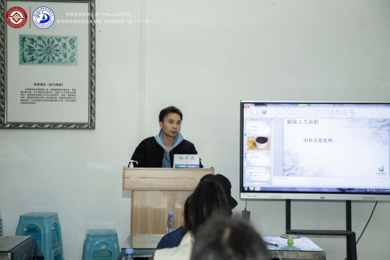 杨老师老师正在讲授学员蜡染工艺流程
